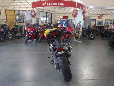 2025 Honda CB300R - Photo 13