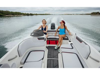 2025 Bayliner M15 - Photo 34