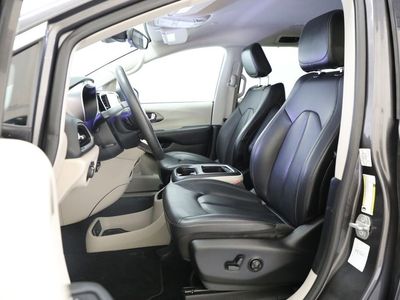 2023 Chrysler Pacifica — detail view