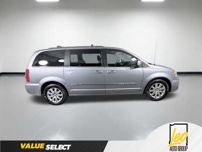 2016 Chrysler Town & Country — detail view