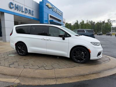 2025 Chrysler Pacifica — rear three-quarter view