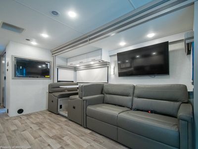 2026 Thor Motor Coach Hurricane - Photo 7