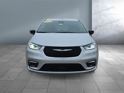 2024 Chrysler Pacifica — side profile view