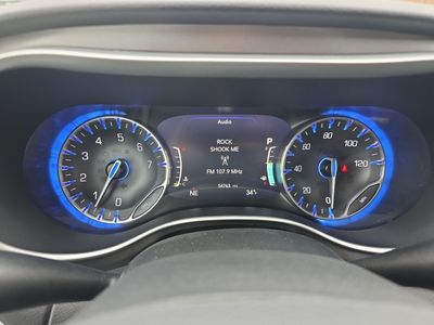 2024 Chrysler Pacifica — photo 10 view