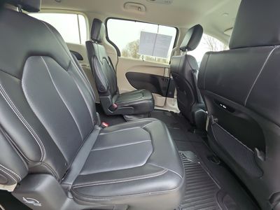2024 Chrysler Pacifica — photo 14 view