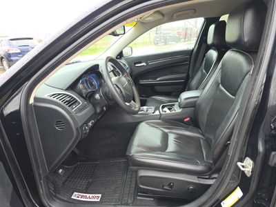 2023 Chrysler 300 - Photo 9