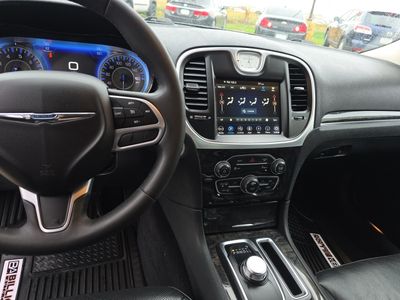 2023 Chrysler 300 - Photo 13