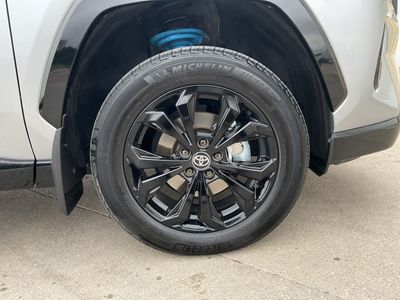 2025 Toyota RAV4 - Photo 16