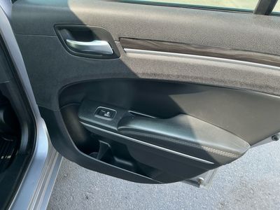 2016 Chrysler 300 - Photo 19