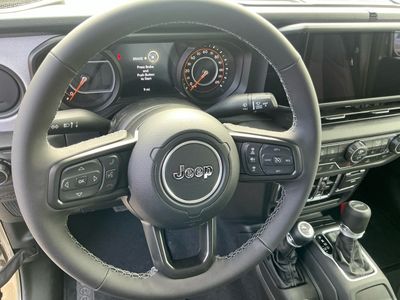 2026 Jeep Gladiator — photo 14 view