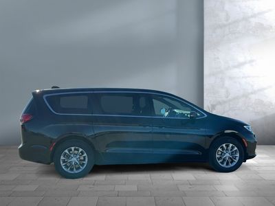 2026 Chrysler Pacifica — photo 7 view