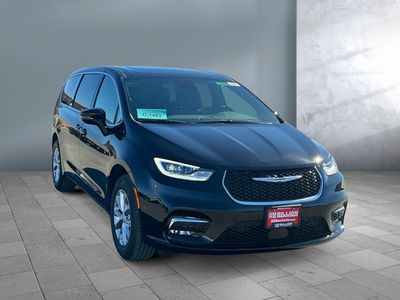 2026 Chrysler Pacifica — photo 8 view