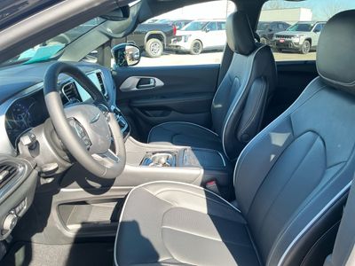 2026 Chrysler Pacifica — photo 10 view