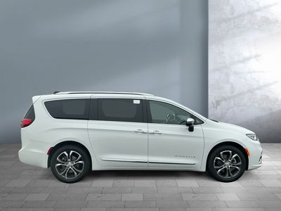 2026 Chrysler Pacifica — photo 7 view