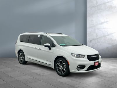 2026 Chrysler Pacifica — photo 8 view