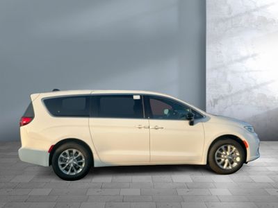 2026 Chrysler Pacifica — photo 7 view