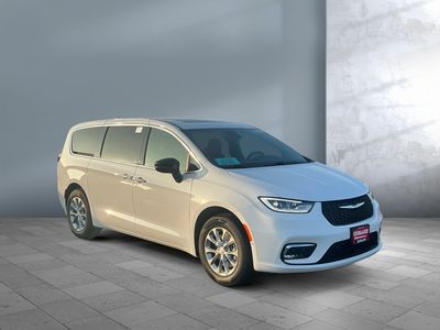 2026 Chrysler Pacifica — photo 8 view