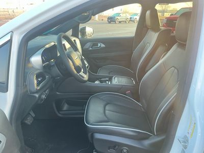2026 Chrysler Pacifica — photo 10 view