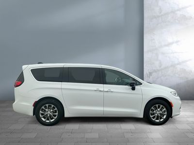 2026 Chrysler Pacifica — photo 7 view