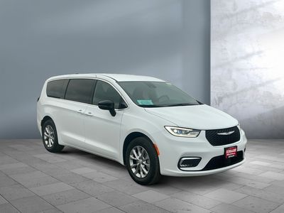 2026 Chrysler Pacifica — photo 8 view