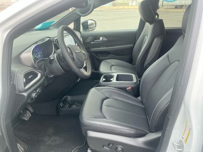2026 Chrysler Pacifica — photo 10 view