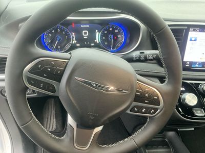 2026 Chrysler Pacifica — photo 14 view