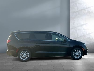 2026 Chrysler Pacifica — photo 7 view