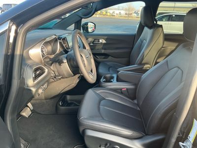 2026 Chrysler Pacifica — photo 10 view