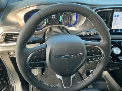 2026 Chrysler Pacifica — photo 14 view