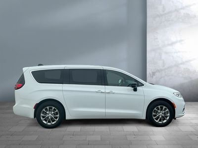 2026 Chrysler Pacifica — photo 7 view