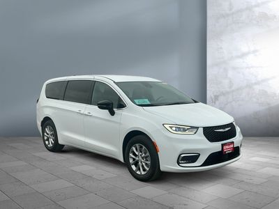 2026 Chrysler Pacifica — photo 8 view