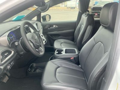 2026 Chrysler Pacifica — photo 10 view