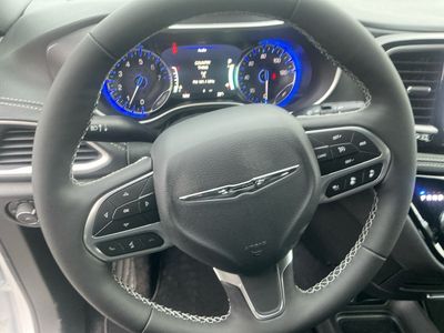 2026 Chrysler Pacifica — photo 14 view