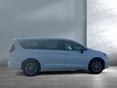 2026 Chrysler Pacifica — photo 7 view