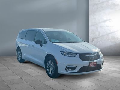 2026 Chrysler Pacifica — photo 8 view