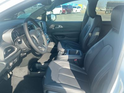2026 Chrysler Pacifica — photo 10 view