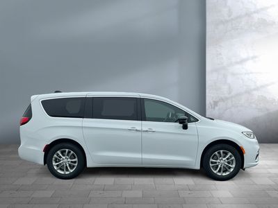 2026 Chrysler Pacifica — photo 7 view