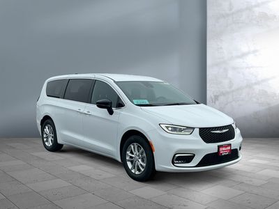2026 Chrysler Pacifica — photo 8 view