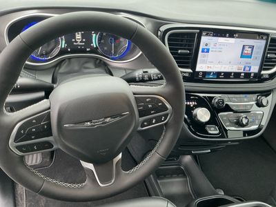 2026 Chrysler Pacifica — photo 15 view