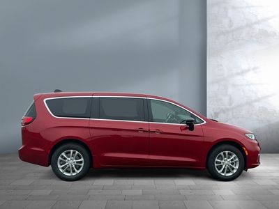 2026 Chrysler Pacifica — photo 7 view