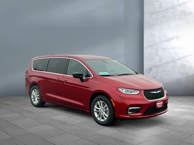 2026 Chrysler Pacifica — photo 8 view