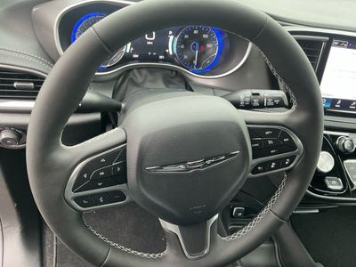 2026 Chrysler Pacifica — photo 14 view