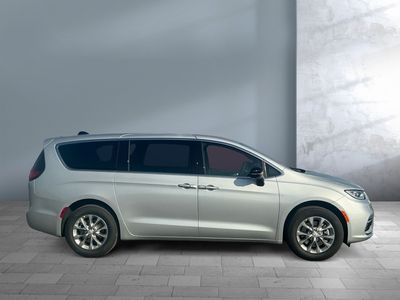 2026 Chrysler Pacifica — photo 7 view