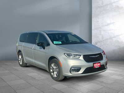 2026 Chrysler Pacifica — photo 8 view