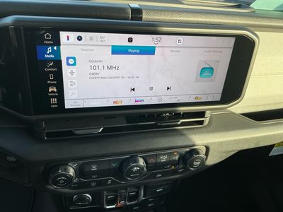 2026 Jeep Gladiator — photo 12 view