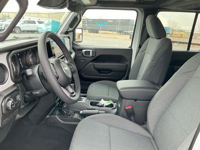 2026 Jeep Gladiator — photo 10 view