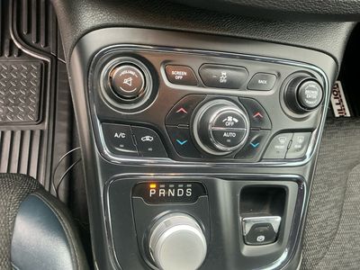 2015 Chrysler 200 - Photo 13