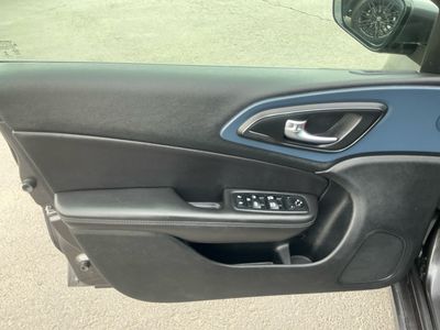 2015 Chrysler 200 - Photo 16