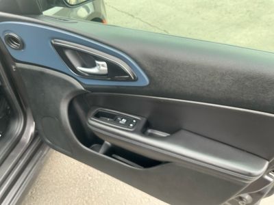 2015 Chrysler 200 - Photo 21