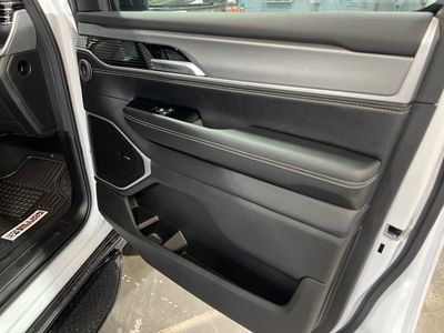 2026 Jeep Grand Wagoneer — photo 21 view